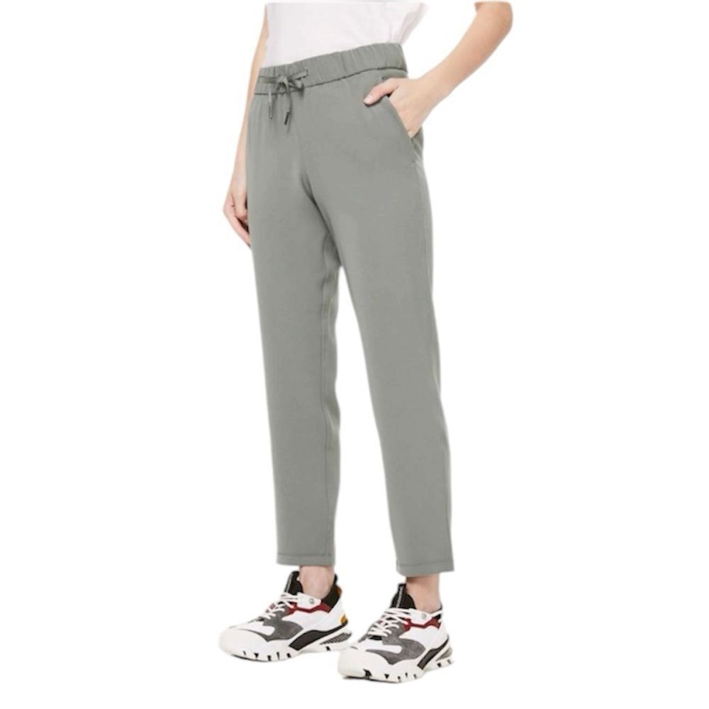 Lululemon On the Fly 7/8 Pant Woven Size 4
Grey Sage